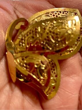 Gold Leaf Filigree Women's Brooch - Elegant Gold Tone Accessory